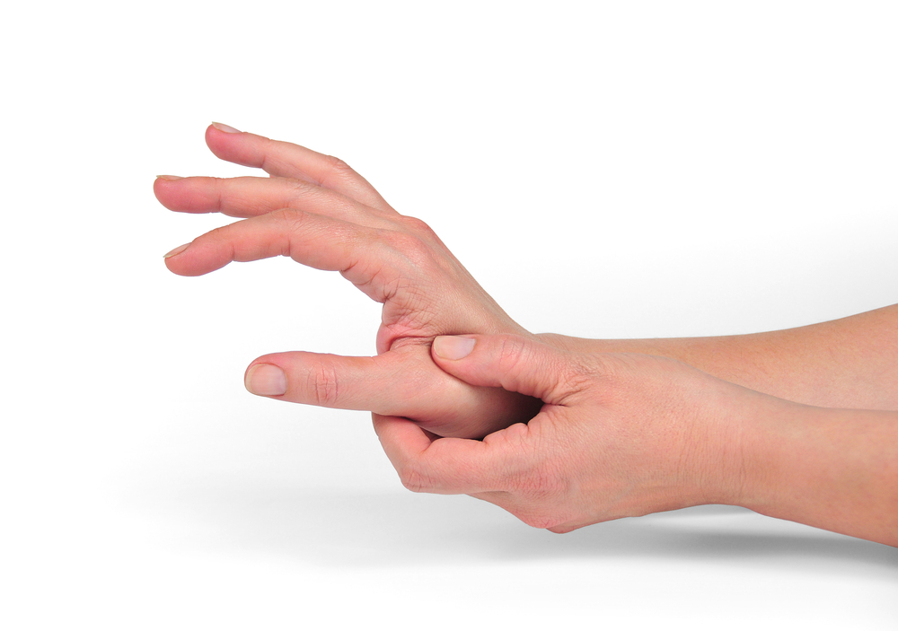 Hand omvat een pijnlijk duim op basis van artrose.