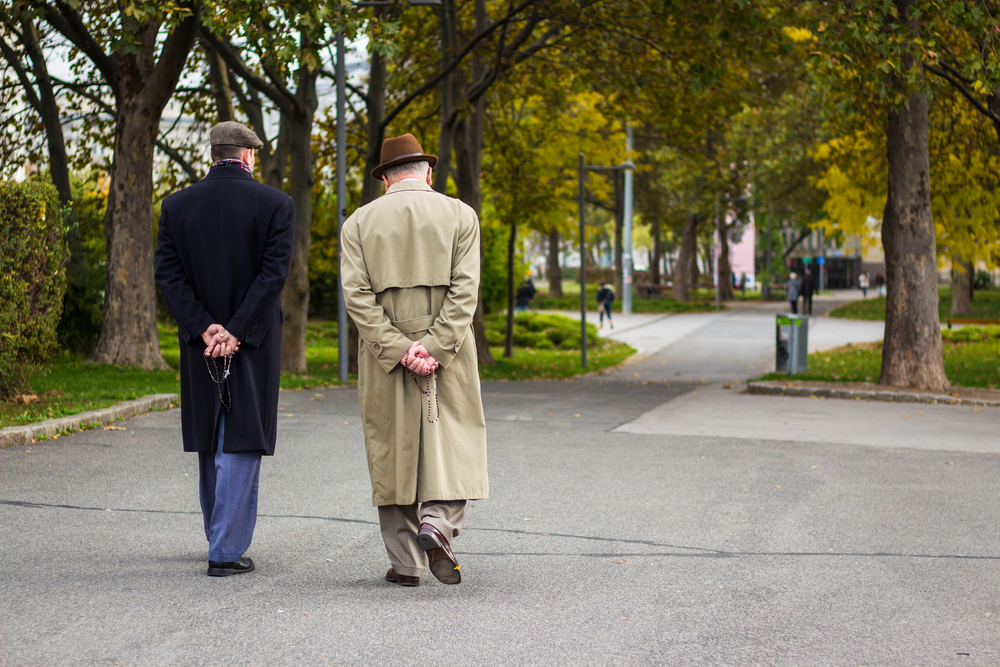 Twee heren wandelen dagelijks voor de conditie een rondje in het park.