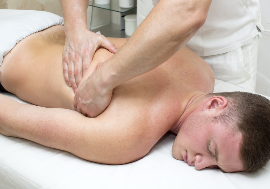 11-06-Complimenten voor de fysiotherapeut die massage een plaats binnen zijn behandeling geeft_346471454