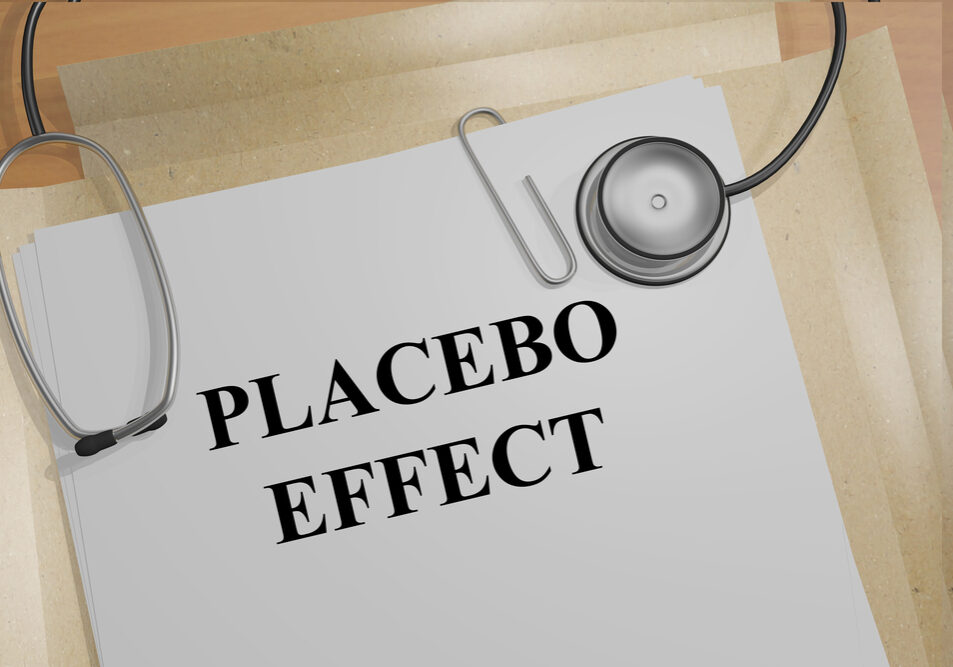 Dossier op de tafel bij de dokter met daarop de tekst 'Placebo effect'.