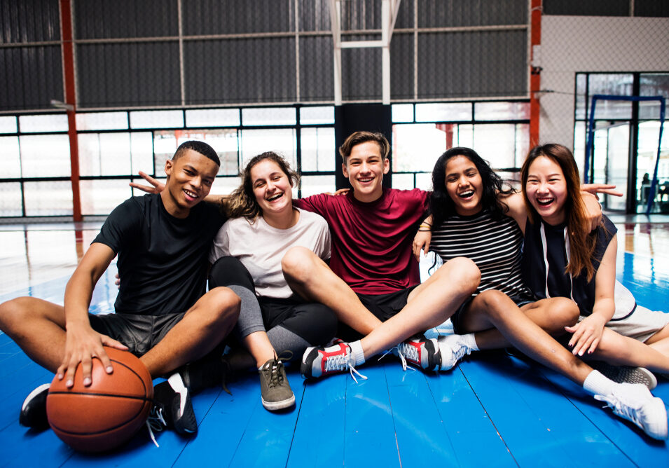 Sportieve groep adolescenten gezellig bij elkaar.