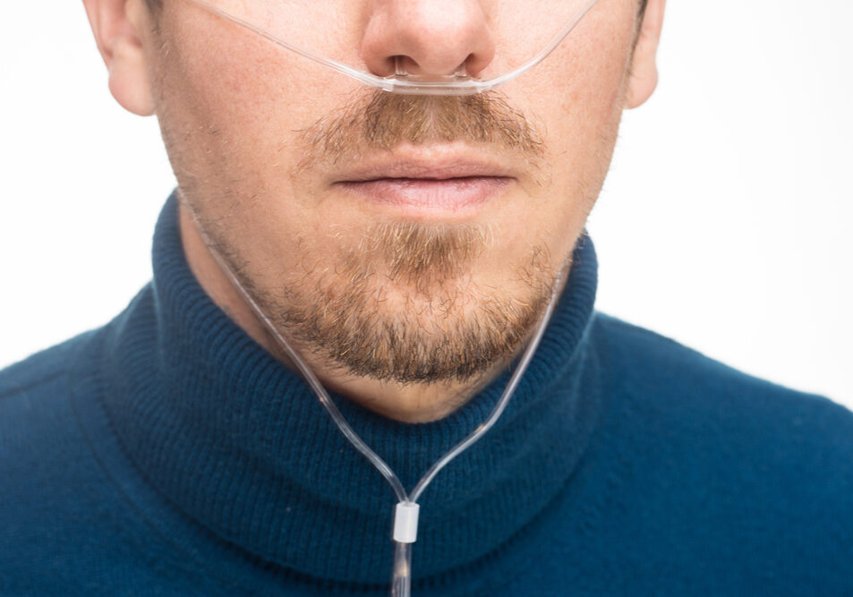 COPD patiënt met zuurstof via neusbril.