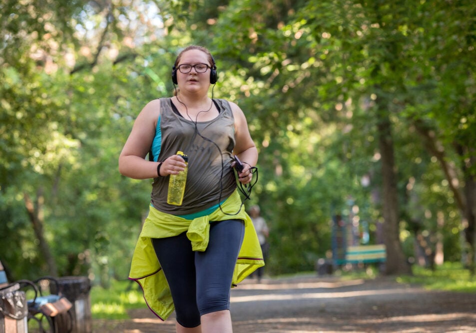 Obese dame aan het hardlopen in het park.